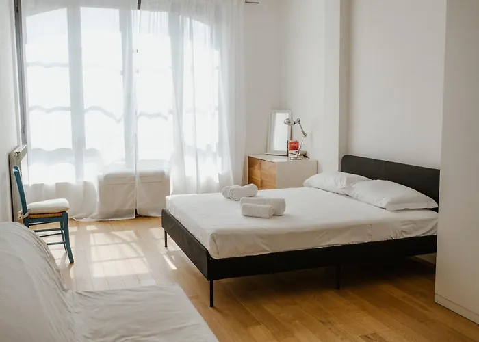 Guesthost - Mecenate Bright Apartment *
