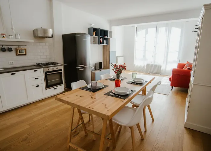 Guesthost - Mecenate Bright Apartment
